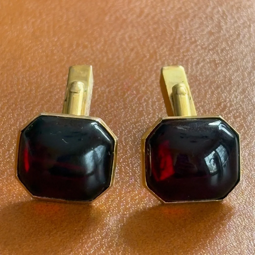 Ruby tones cabochon vintage cuff links from Swank. - Picture 2 of 4